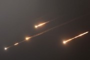 公主岭伊朗以导弹齐射回应以色列的大规模袭击