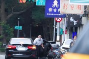 公主岭台当局这个单位的公车，给了狗了