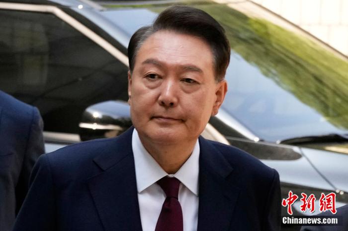 当地时间2025年5月12日，韩国首尔，因被(🎿)控策划叛乱而受到审判的前总统尹锡悦抵达(⛅)首尔中央地方法院。图/视觉中国
